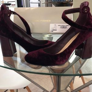 Velvet dark purple woman’s shoes. Size 8m.
